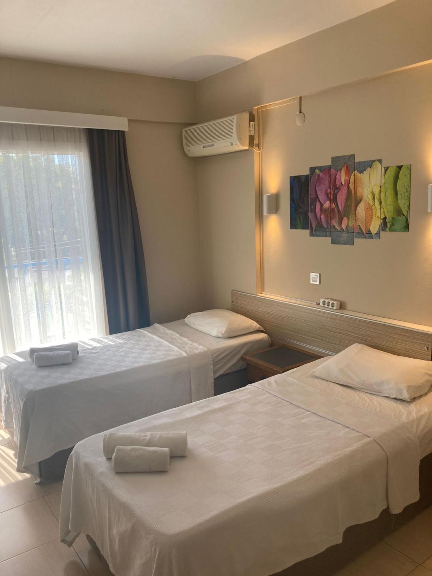 Marigold Otel Çeşme Bilik gambar