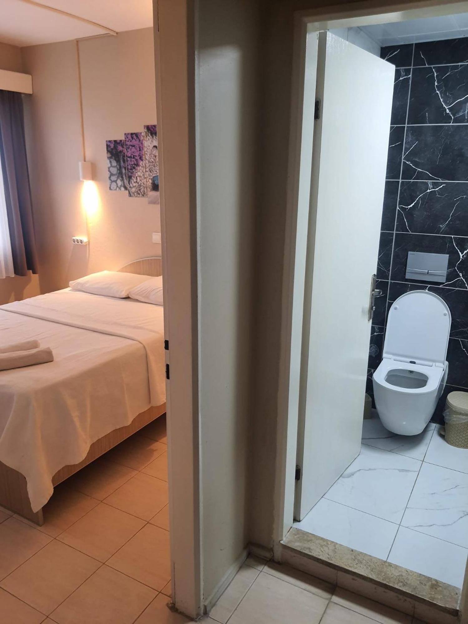 Marigold Otel Çeşme Bilik gambar